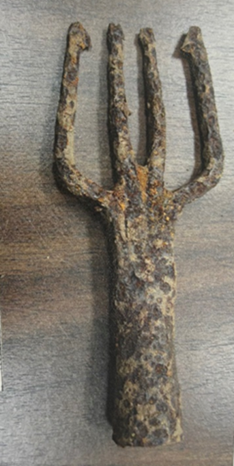 Four-pronged iron eel spear